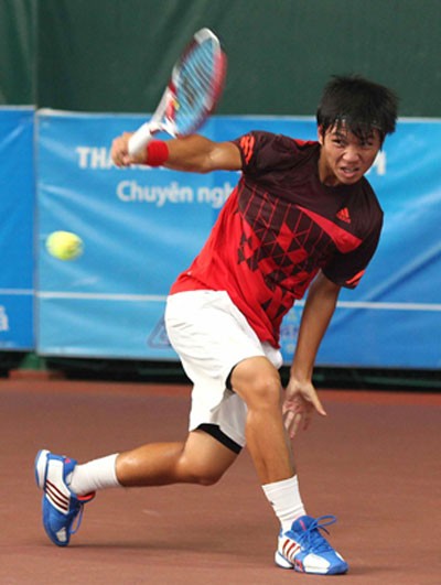 Không giống như Tiến Minh, Hà Thanh, tay vợt trẻ hàng đầu của Việt Nam là Lê Hoàng Thiên đã gây thất vọng lớn tại giải nhà nghề Việt Nam Futures F2. Hoàng Thiên đã để thua tay vợt gác hạt giống số 1 Rungkat (Indonesia, hạng 407 TG) với tỷ số 0-2 (3/6, 2/6).